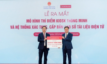 Ông Tô Huy Vũ - Bí thư Đảng ủy, Chủ tịch HĐTV Agribank trao tặng tài trợ Kiosk thông minh cho TTPVHCC tỉnh Quảng Ninh