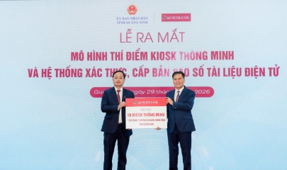 Ông Tô Huy Vũ - Bí thư Đảng ủy, Chủ tịch HĐTV Agribank trao tặng tài trợ Kiosk thông minh cho TTPVHCC tỉnh Quảng Ninh