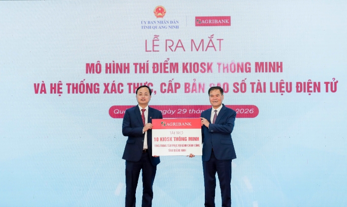 Ông Tô Huy Vũ - Bí thư Đảng ủy, Chủ tịch HĐTV Agribank trao tặng tài trợ Kiosk thông minh cho TTPVHCC tỉnh Quảng Ninh