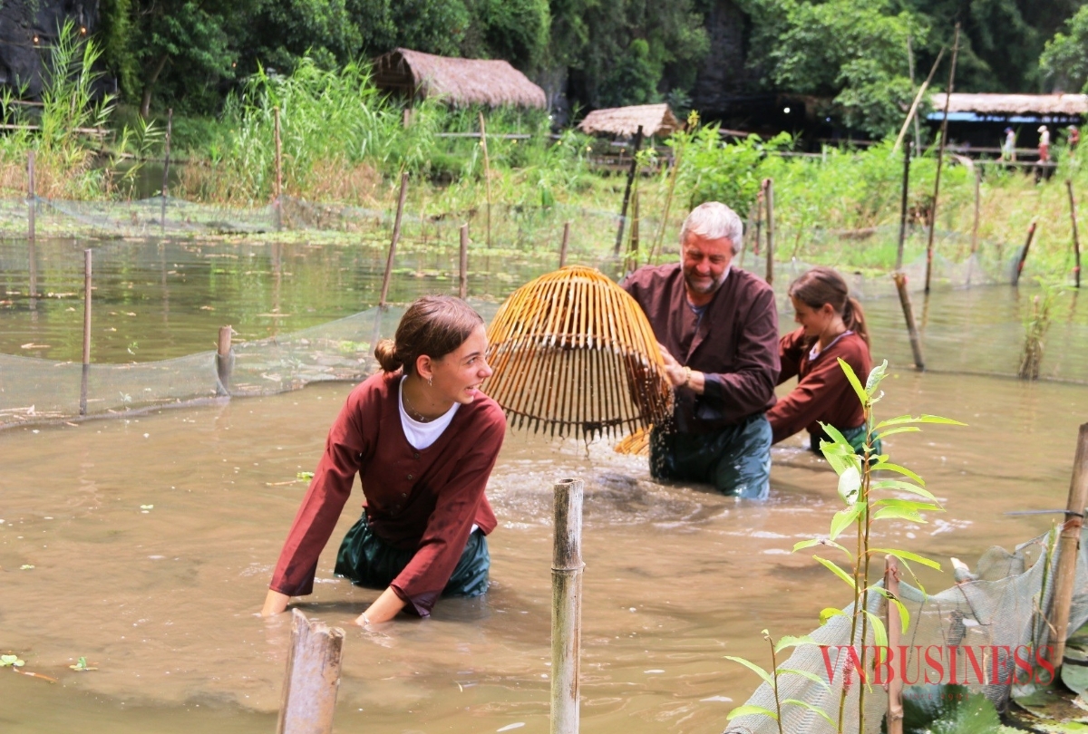 Bắt cá, chăn trâu... những công việc dân dã nhưng khiến du khách quốc tế hứng thú.
