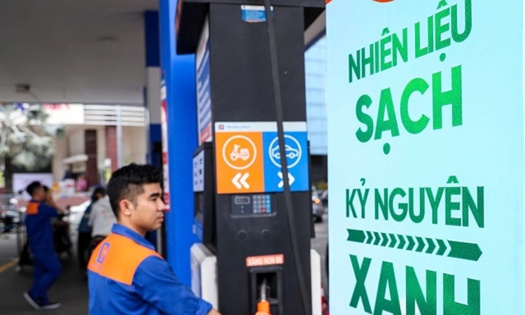 Giá xăng RON95 lên hơn 23.700 đồng/lít
