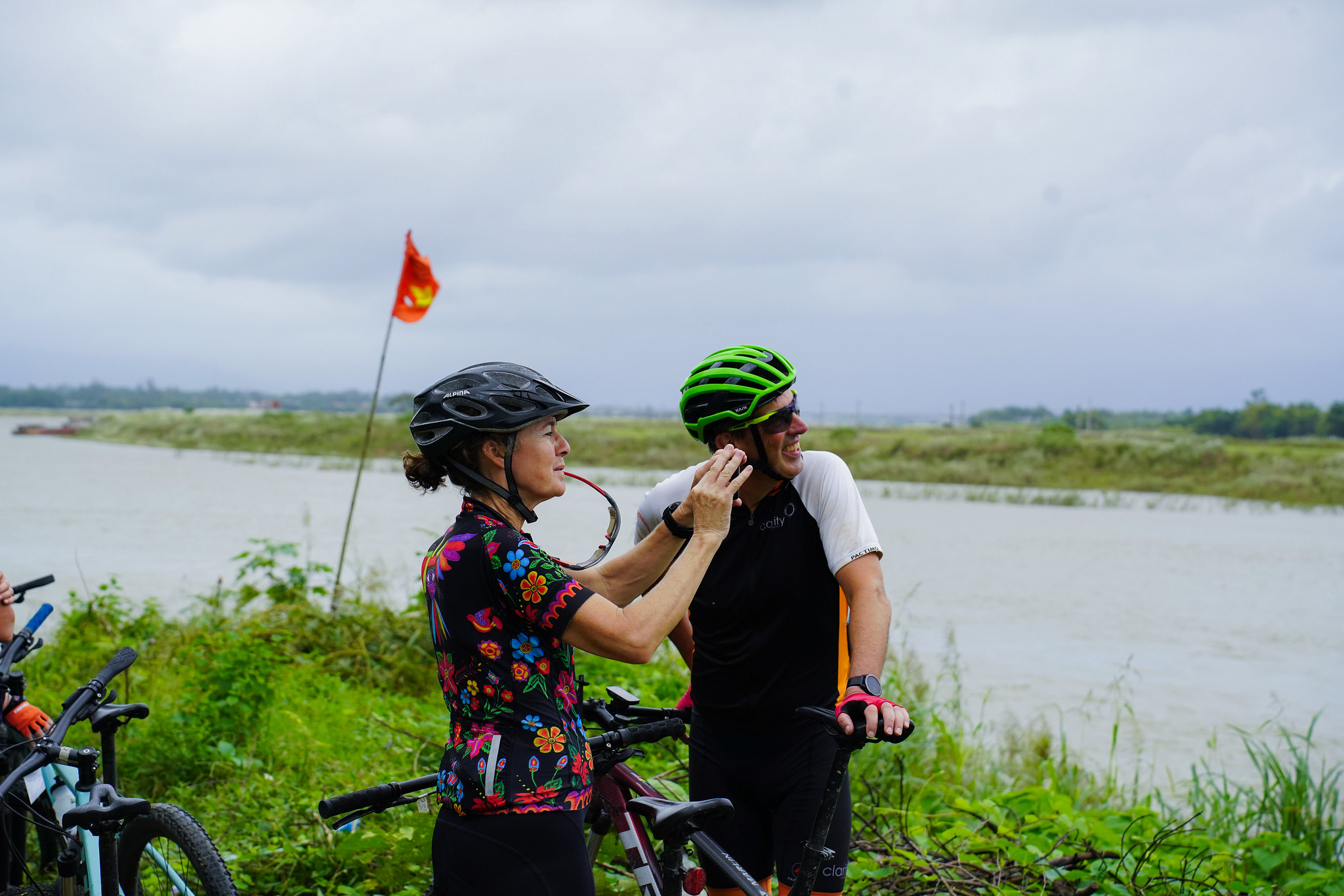 Du khách nước ngoài thích thú với những tour trải nghiệm tại Việt