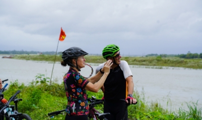 Du khách nước ngoài thích thú với những tour trải nghiệm tại Việt