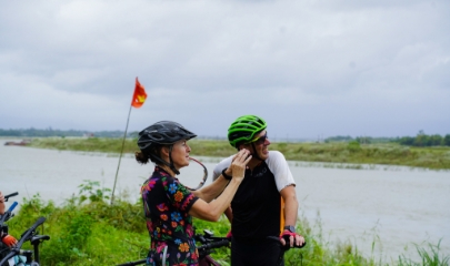 Du khách nước ngoài thích thú với những tour trải nghiệm tại Việt