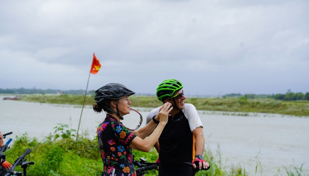 Du khách nước ngoài thích thú với những tour trải nghiệm tại Việt