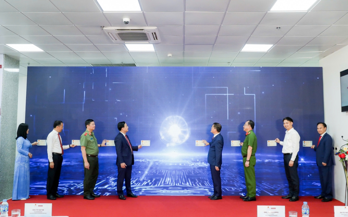 Các đại biểu thực hiện nghi thức ra mắt mô hình thí điểm Kiosk thông minh và hệ thống xác thực, cấp bản sao số, tài liệu điện tử trên địa bàn tỉnh Quảng Ninh