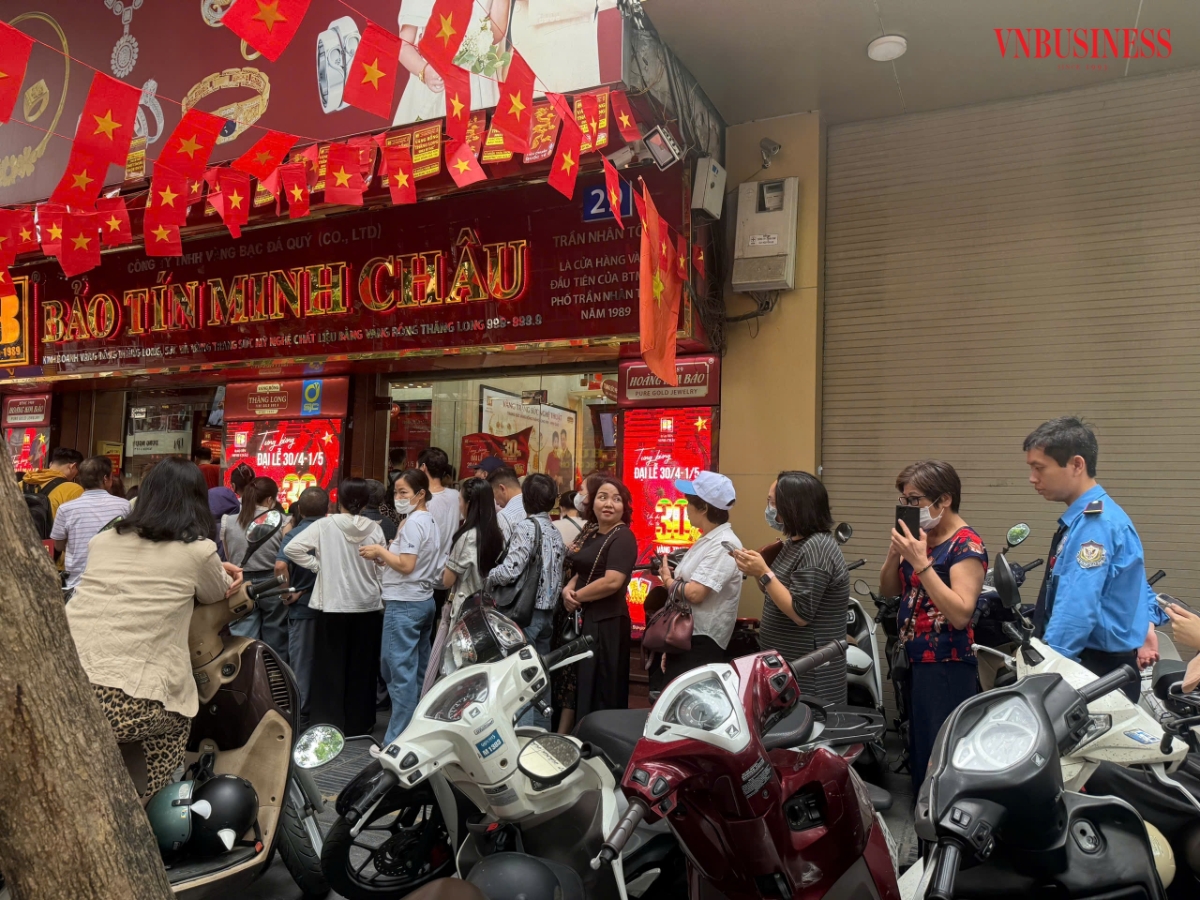 Khách xếp hàng trên vỉa hè chờ mua vàng ngày 29/4.