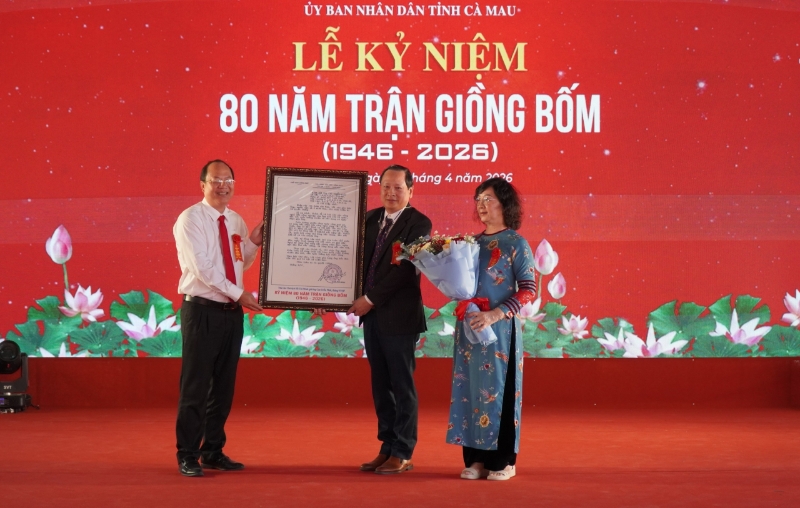 Đồng chí Nguyễn Hồ Hải, Ủy viên Ban Chấp hành Trung ương Đảng, Bí thư Tỉnh ủy (bìa trái), trao tư liệu bức thư của Chủ tịch Hồ Chí Minh gửi cụ Cao Triều Phát đến đại diện gia đình.