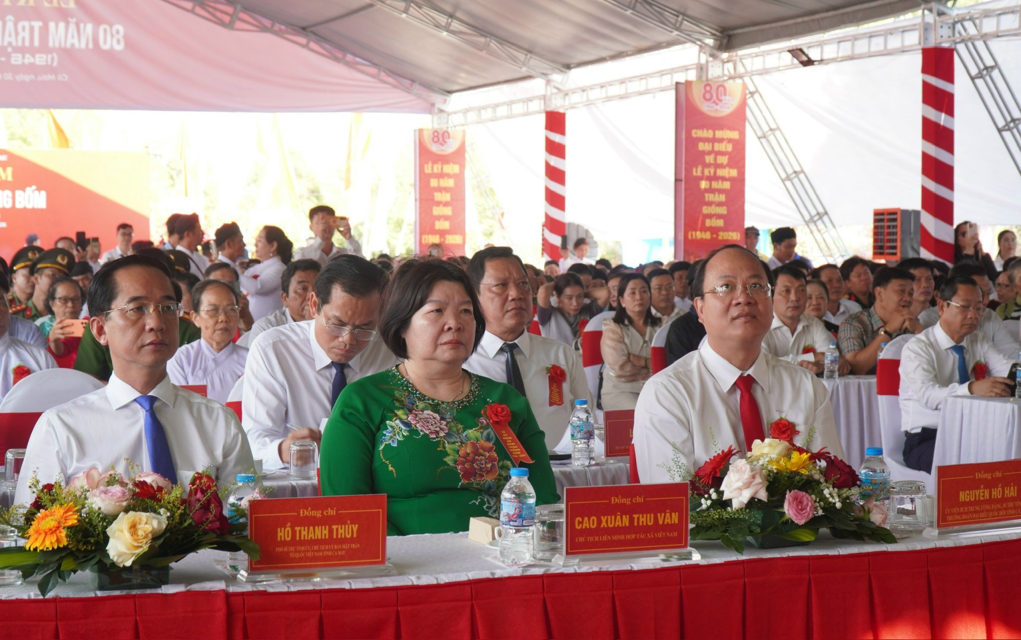Chủ tịch Liên minh HTX Việt Nam Cao Xuân Thu Vân và các vị lãnh đạo, nguyên lãnh đạo Trung ương, tỉnh và Nhân dân dự lễ kỷ niệm.