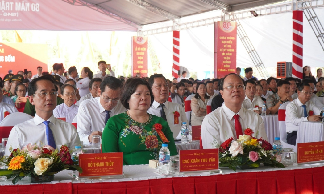 Chủ tịch Liên minh HTX Việt Nam Cao Xuân Thu Vân và các vị lãnh đạo, nguyên lãnh đạo Trung ương, tỉnh và Nhân dân dự lễ kỷ niệm.