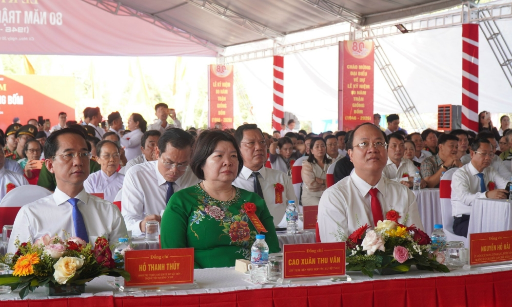 Chủ tịch Liên minh HTX Việt Nam Cao Xuân Thu Vân và các vị lãnh đạo, nguyên lãnh đạo Trung ương, tỉnh và Nhân dân dự lễ kỷ niệm.