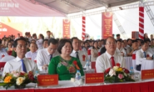 Chủ tịch Liên minh HTX Việt Nam Cao Xuân Thu Vân và các vị lãnh đạo, nguyên lãnh đạo Trung ương, tỉnh và Nhân dân dự lễ kỷ niệm.