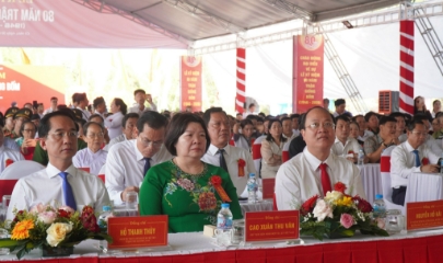 Chủ tịch Liên minh HTX Việt Nam Cao Xuân Thu Vân và các vị lãnh đạo, nguyên lãnh đạo Trung ương, tỉnh và Nhân dân dự lễ kỷ niệm.