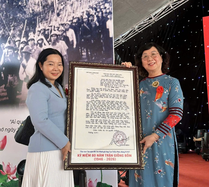 Hậu duệ của cụ Cao Triều Phát chụp hình cùng bức thư.