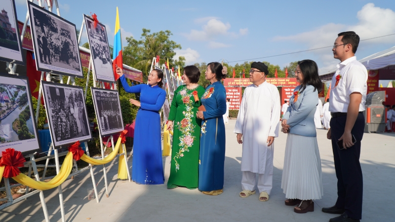 Chủ tịch Cao Xuân Thu Vân xem hình ảnh về trận đánh và nhân vật lịch sử Cao Triều Phát