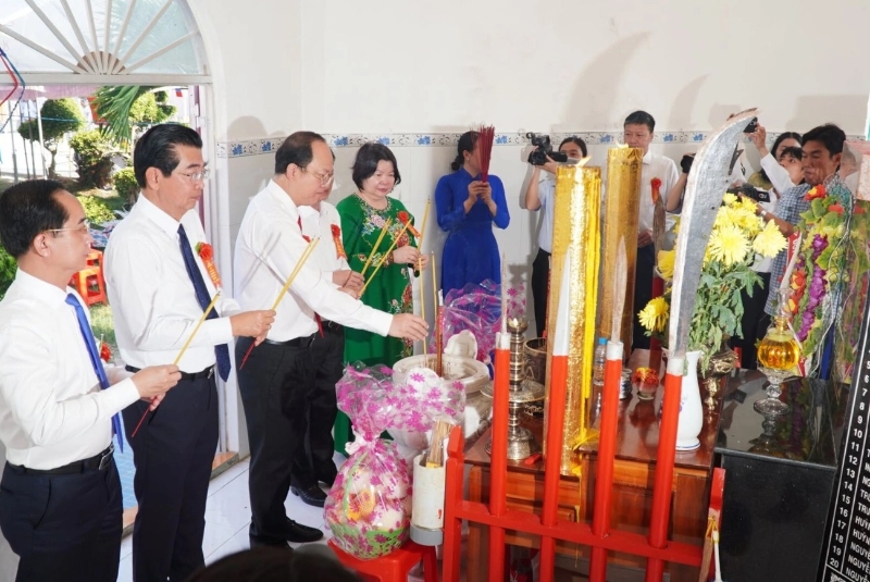 Các đồng chí lãnh đạo và đại biểu dâng hoa, dâng hương tri ân các chức sắc, tín đồ Cao Đài và Nhân dân hy sinh trong Trận Giồng Bốm năm 1946.