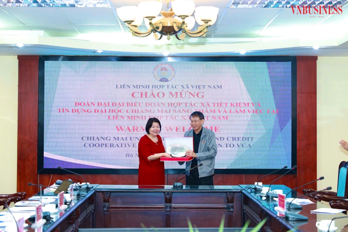 The two sides exchange commemorative gifts, reaffirming their commitment to developing Vietnam–Thailand cooperative credit models.