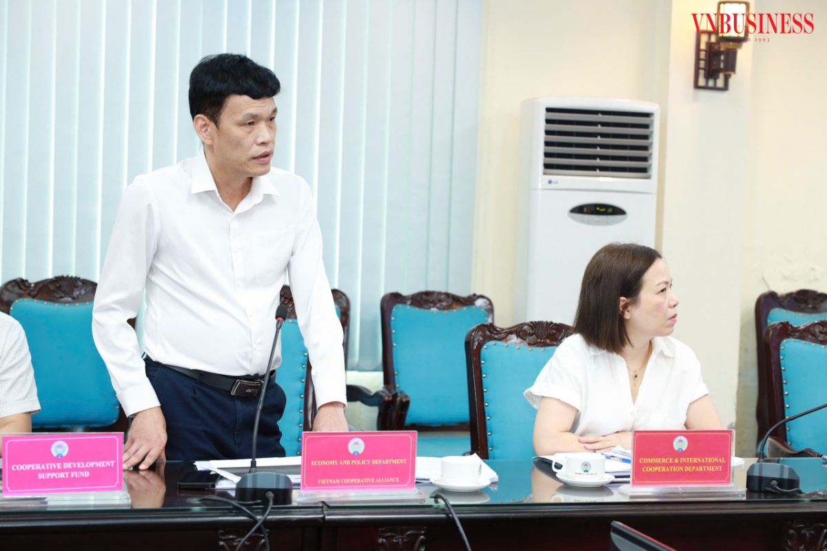 Mr. Duong Tuan Cuong, Deputy Head of VCA’s Economic and Policy Department, presents proposals for bilateral cooperation.