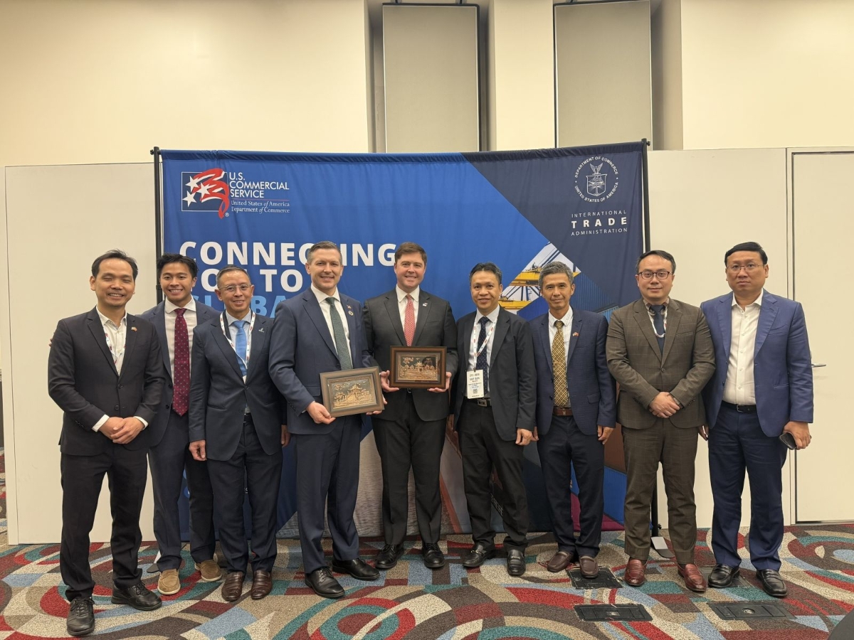 Phía Hoa Kỳ nhấn mạnh vai trò của hệ thống Thương vụ Hoa Kỳ, bày tỏ mong muốn đóng vai trò cầu nối để doanh nghiệp Hoa Kỳ tham gia sâu hơn vào các dự án năng lượng tại Việt Nam, đặc biệt trong các lĩnh vực LNG, điện khí, hạ tầng nhập khẩu, cung cấp thiết bị, dịch vụ kỹ thuật và giải pháp công nghệ tổng thể.