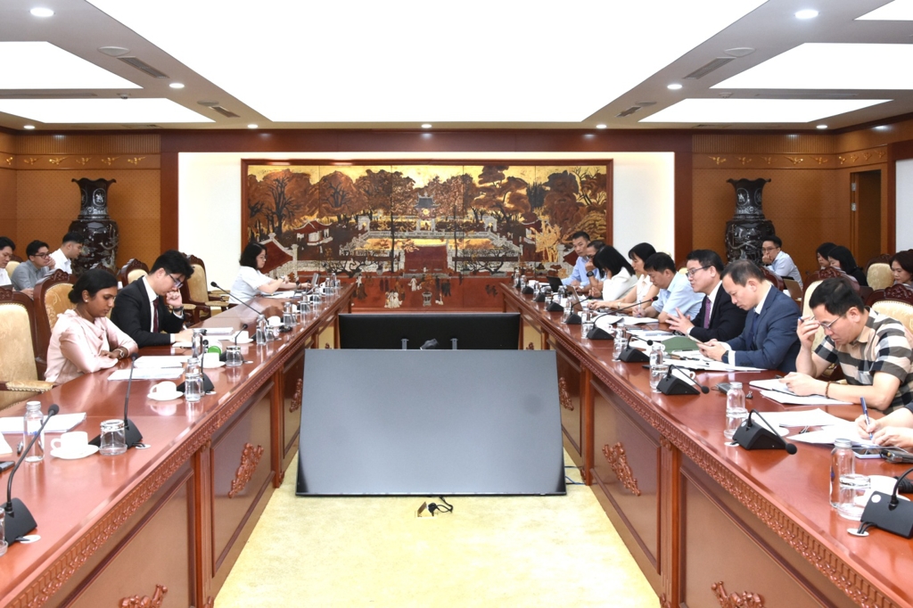 Thứ trưởng Bộ Tài chính Trần Quốc Phương làm việc với Đoàn công tác của Tổ chức xếp hạng tín nhiệm quốc tế Moody’s (ngày 21/4/2026).
