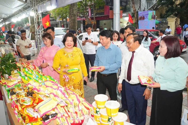 Lãnh đạo Liên minh HTX Việt Nam và các Sở ngành của thành phố tham quan các gian hàng, sản phẩm tiêu biểu đến từ các HTX.