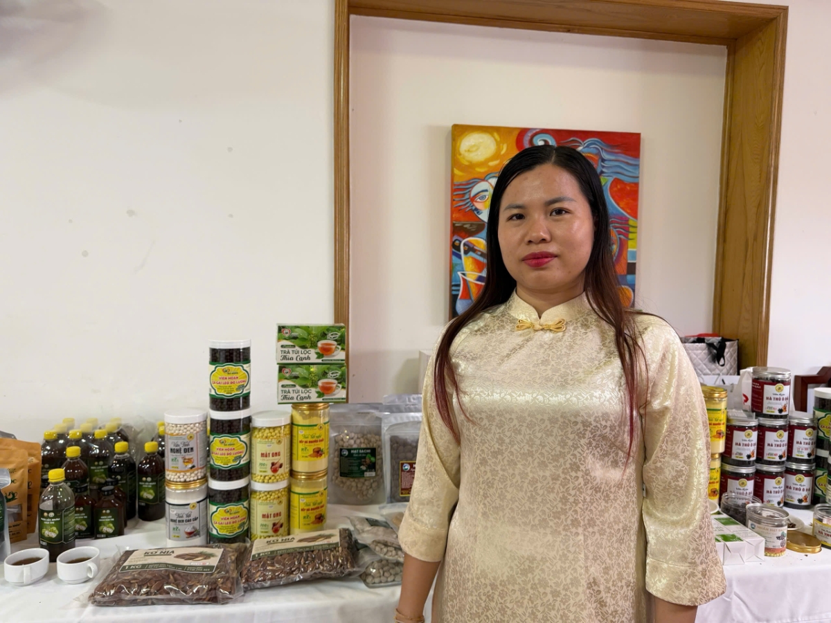 Chị Hoàng Thị Nghĩa – Giám đốc HTX Dược liệu Ban Mường Xanh (Sơn La), chia sẻ cùng VnBusiness.