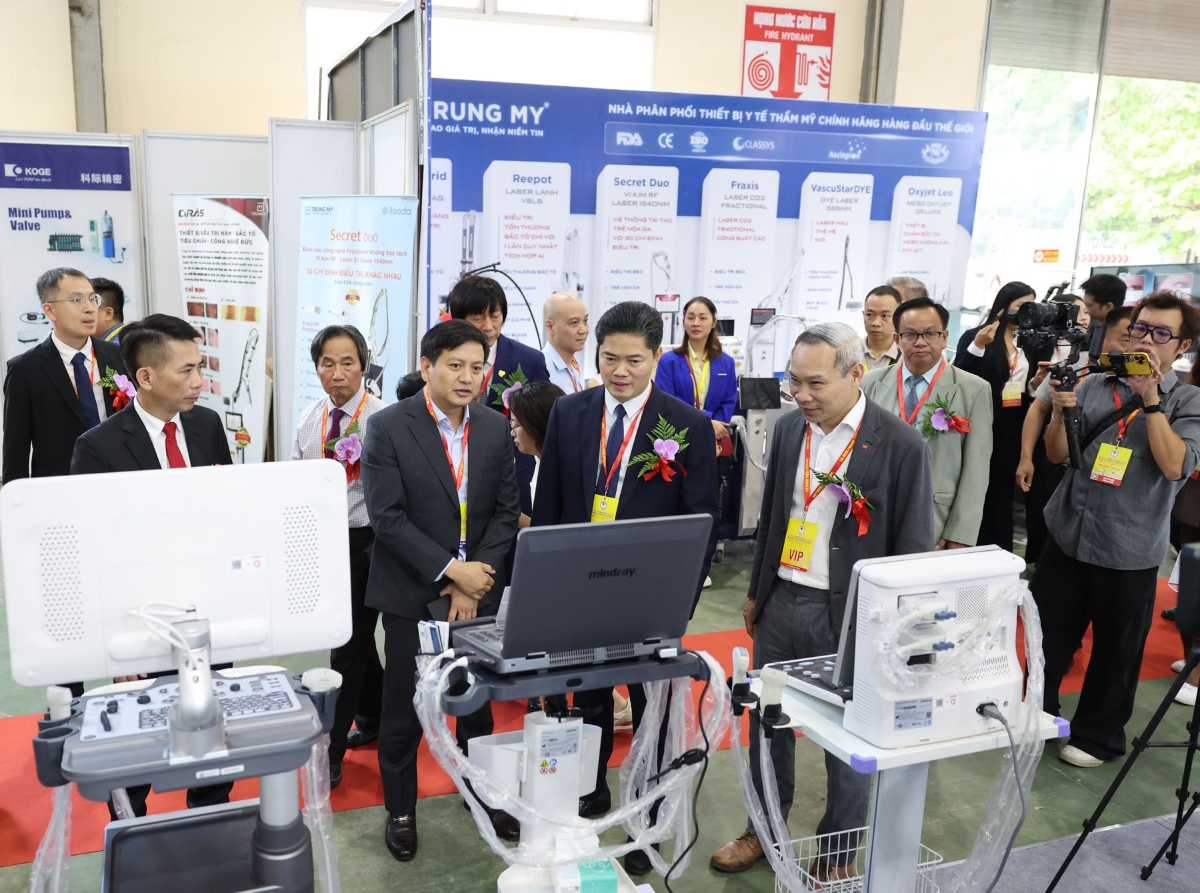 Thứ trưởng Bộ Y tế Vũ Mạnh Hà (hàng đầu, ở giữa) thăm các gian hàng tại Triển lãm Quốc tế chuyên ngành Y dược Việt Nam lần thứ 34.