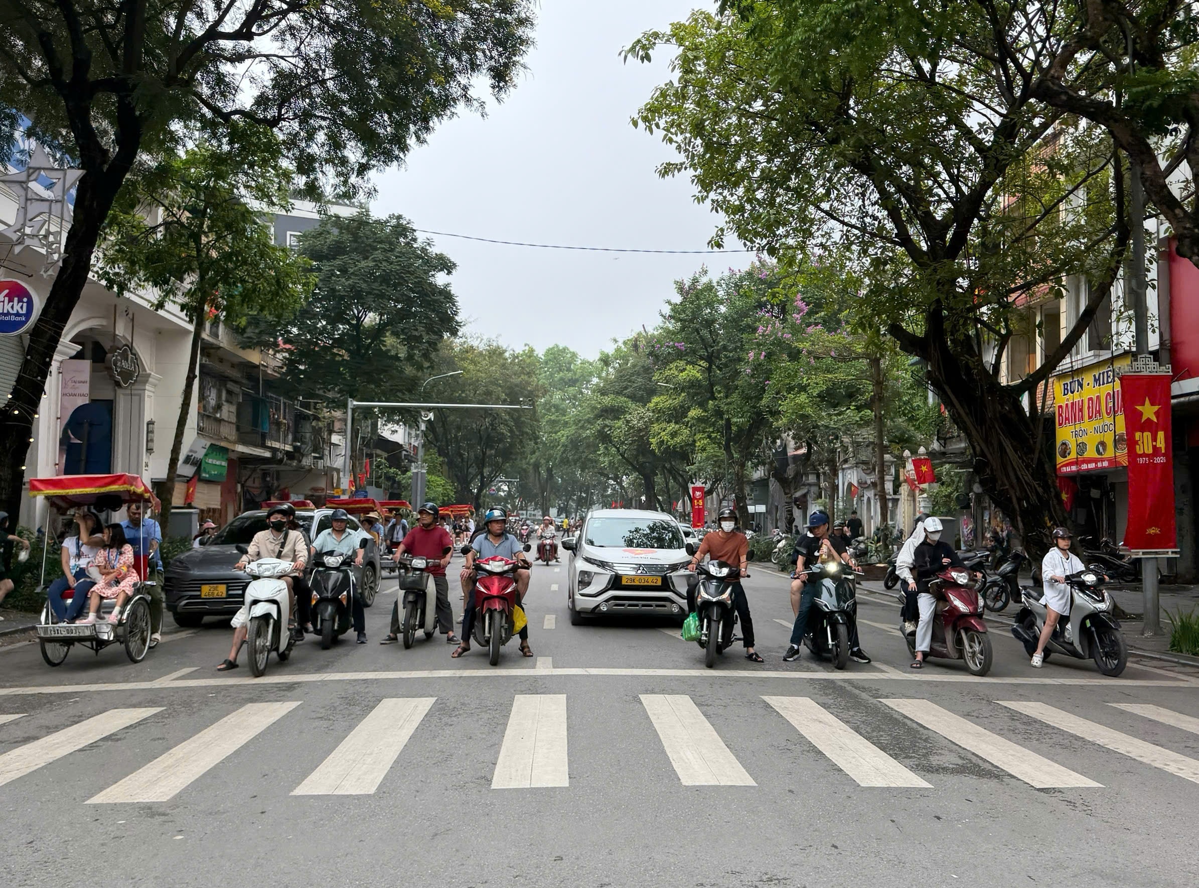 UBND TP Hà Nội đề xuất tăng phí sử dụng tạm thời lòng đường, hè phố.