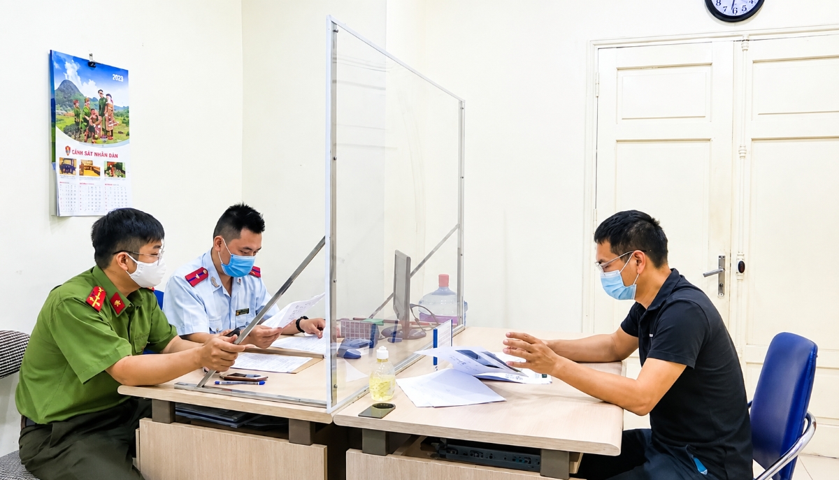 Hà Nội đã ban hành quyết định xử phạt vi phạm hành chính đối với Trần Văn Duy (39 tuổi, trú tại quận Hoàng Mai, Hà Nội), do có hành vi "cung cấp thông tin sai sự thật” - thông tin “Hà Nội phố thông thoáng trong ngày đầu phong tỏa” kèm theo một video về trải nghiệm đường phố Hà Nội ngày 4/5/2021.