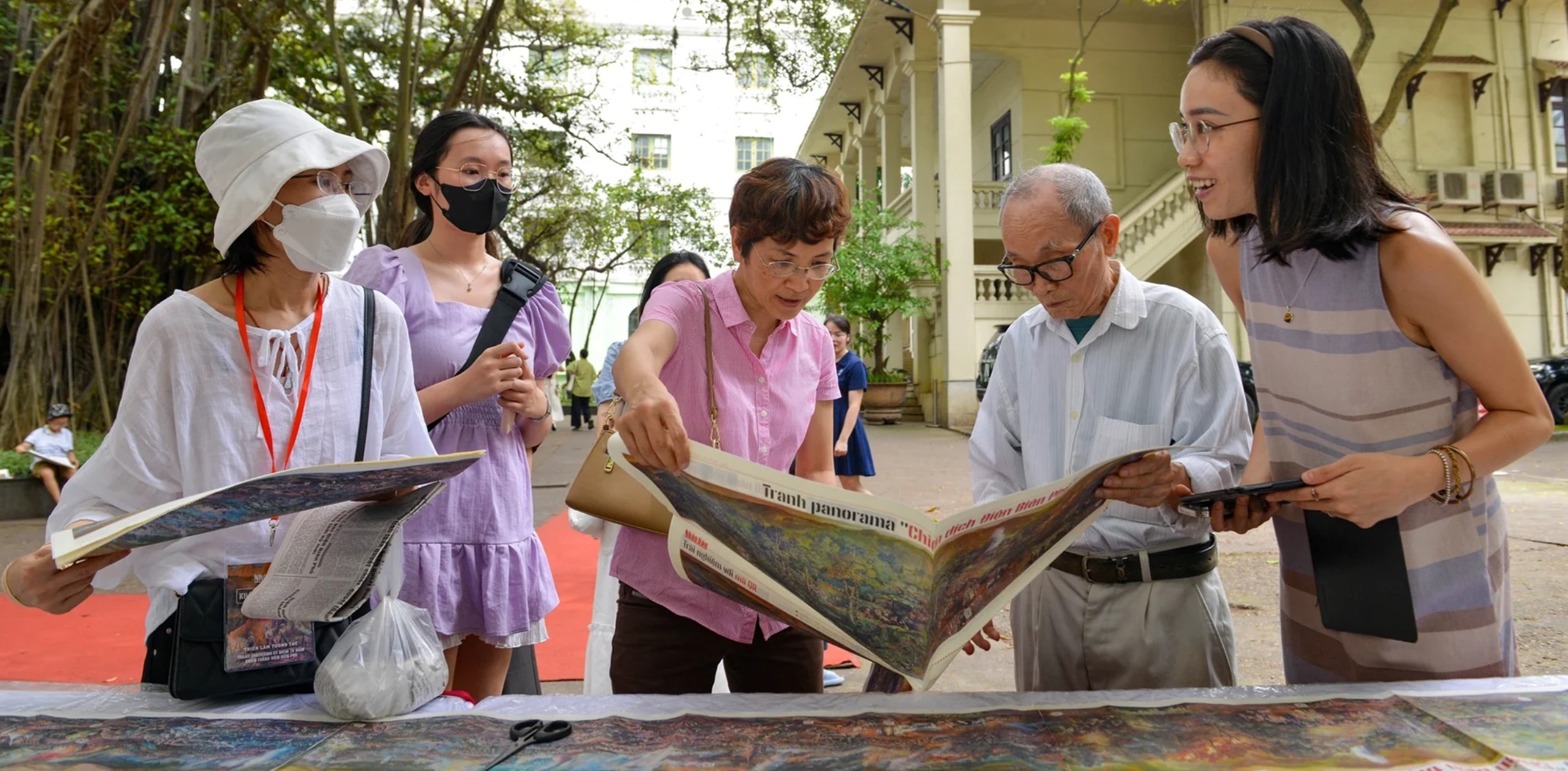 Khách tham quan trải nghiệm triển lãm tương tác tranh panorama Chiến thắng Điện Biên Phủ của Báo Nhân Dân. Ảnh NDO