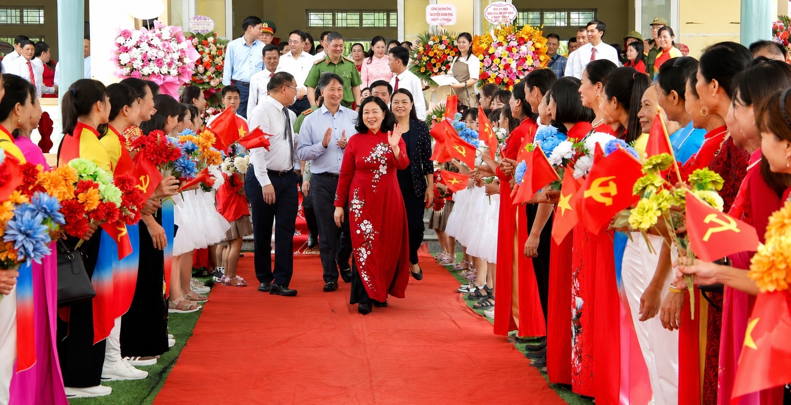 Chủ tịch UBTWMTTQVN Bùi Thị Minh Hoài tới chung vui Ngày hội Đại đoàn kết toàn dân tộc với người dân thôn Lai Tảo, xã Mỹ Xuyên, Hà Nội