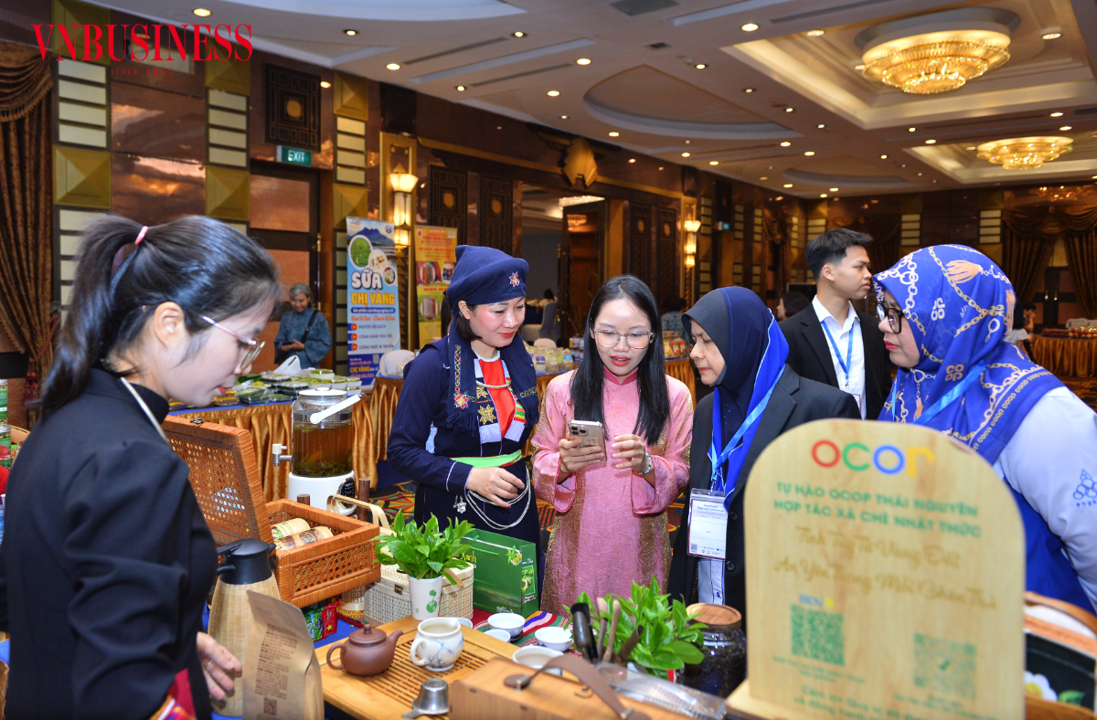 International delegates visit exhibition booths showcasing cooperative products on the sidelines of the conference.