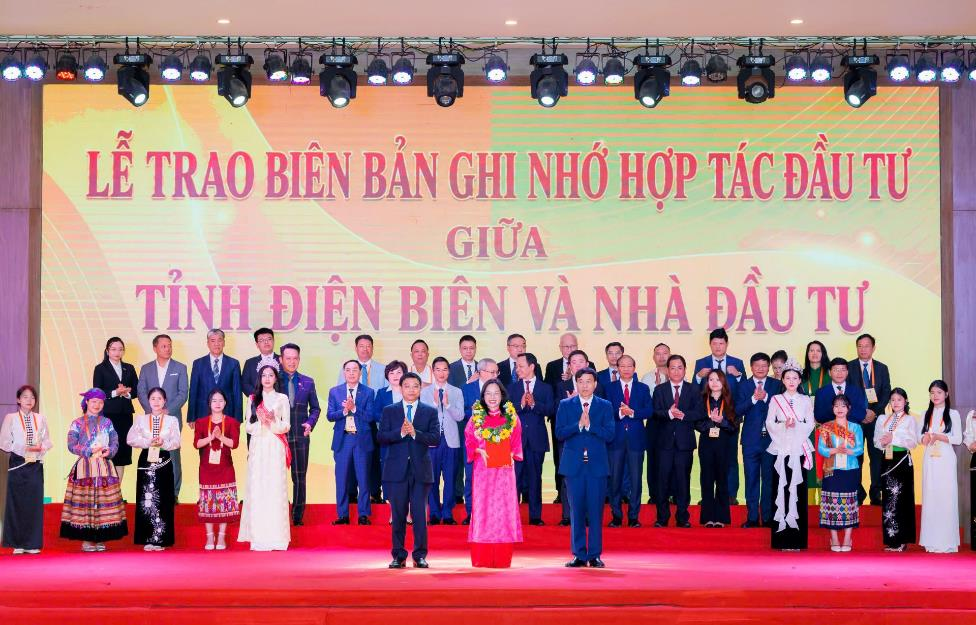 Đại diện Công ty Cổ phần Năng lượng VinEnergo nhận biên bản ghi nhớ hợp tác đầu tư tại Hội nghị Xúc tiến Đầu tư tỉnh Điện Biên năm 2026.