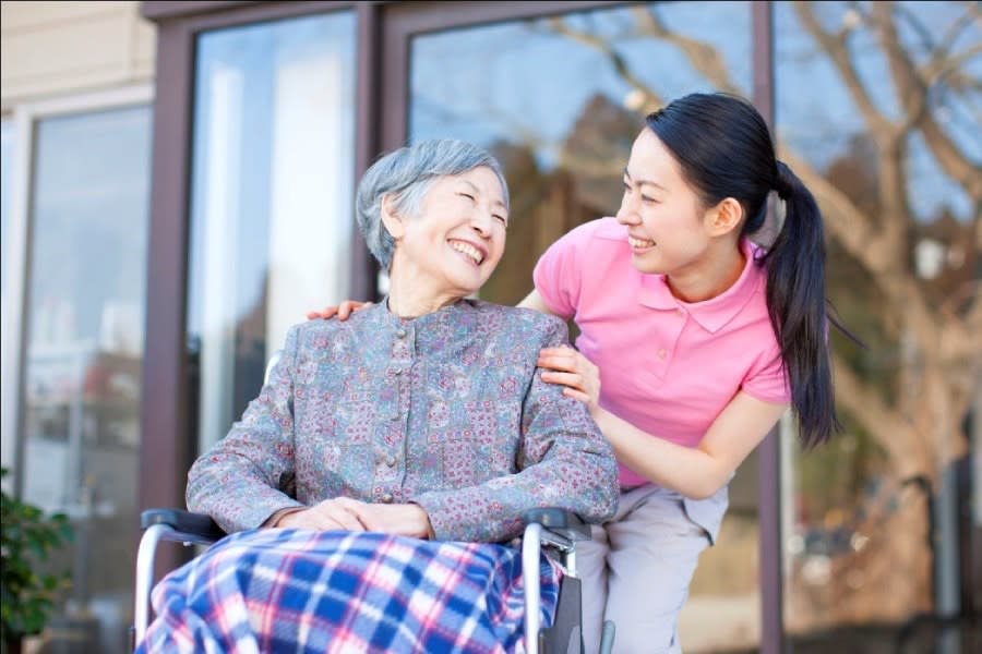 Nhu cầu chăm sóc người cao tuổi tại nhà ngày càng tăng mạnh.