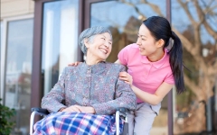 Nhu cầu chăm sóc người cao tuổi tại nhà ngày càng tăng mạnh.