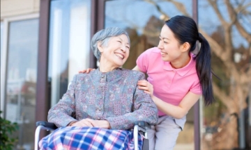 Nhu cầu chăm sóc người cao tuổi tại nhà ngày càng tăng mạnh.