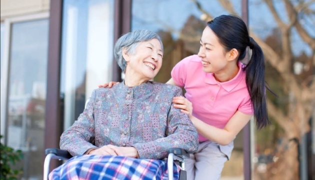 Nhu cầu chăm sóc người cao tuổi tại nhà ngày càng tăng mạnh.