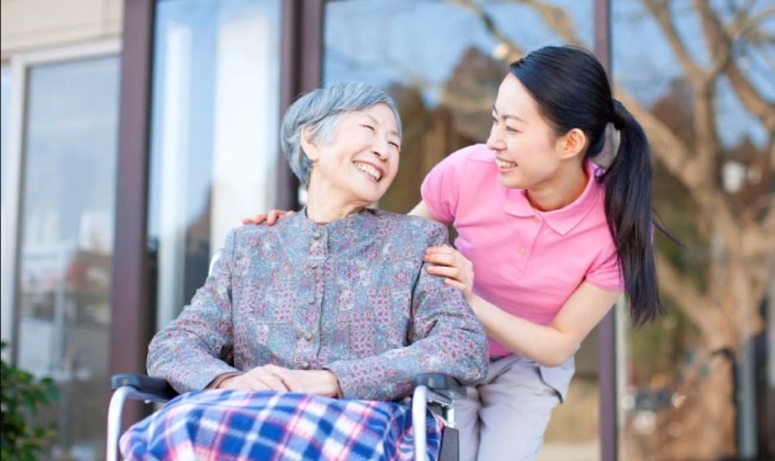 Nhu cầu chăm sóc người cao tuổi tại nhà ngày càng tăng mạnh.