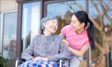 Nhu cầu chăm sóc người cao tuổi tại nhà ngày càng tăng mạnh.