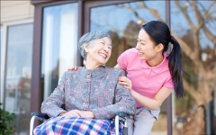 Nhu cầu chăm sóc người cao tuổi tại nhà ngày càng tăng mạnh.