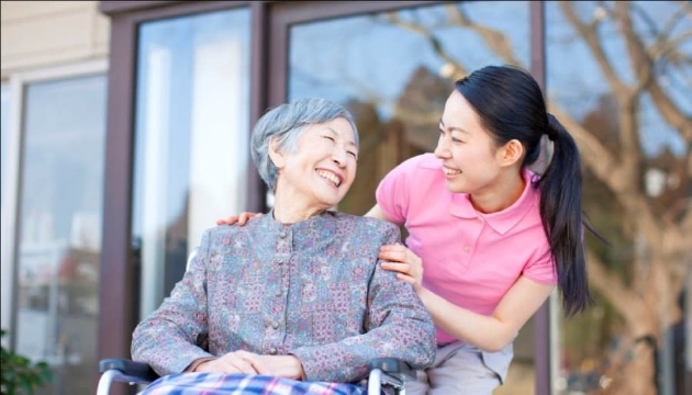 Nhu cầu chăm sóc người cao tuổi tại nhà ngày càng tăng mạnh.