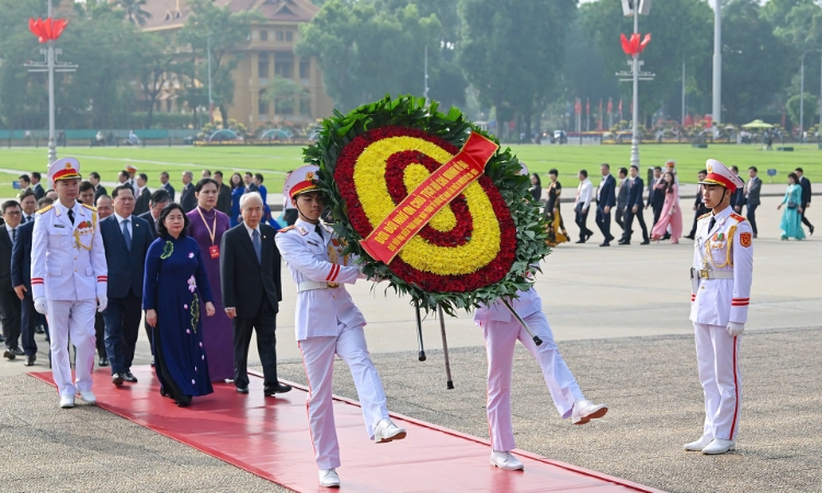Đoàn đại biểu dự Đại hội Mặt trận Tổ quốc Việt Nam vào Lăng viếng Chủ tịch Hồ Chí Minh