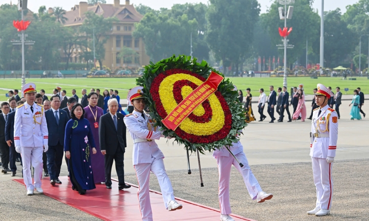 Đoàn đại biểu dự Đại hội Mặt trận Tổ quốc Việt Nam vào Lăng viếng Chủ tịch Hồ Chí Minh