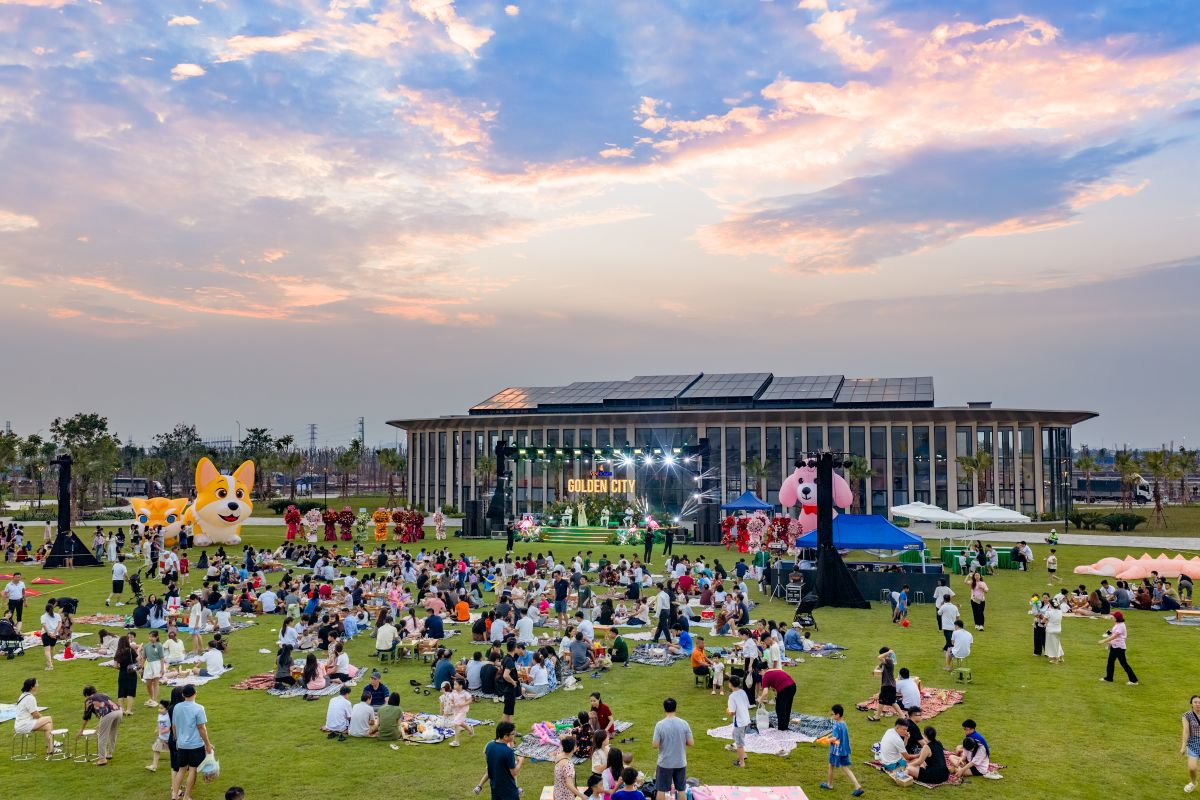 Không khí lễ hội hè 2026 hâm nóng nhịp sống tương lai tại Vinhomes Golden City.