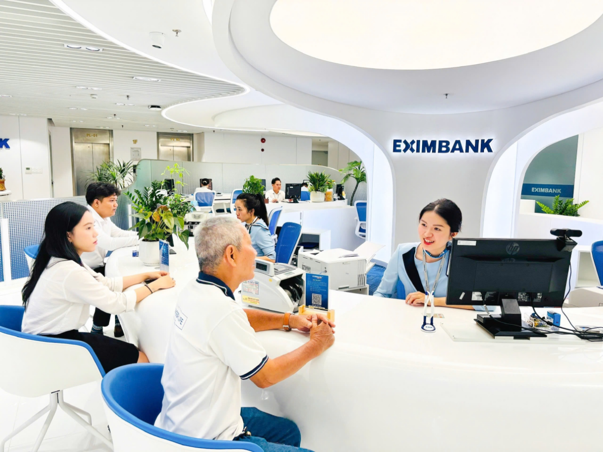 Khách hàng giao dịch tại Eximbank.