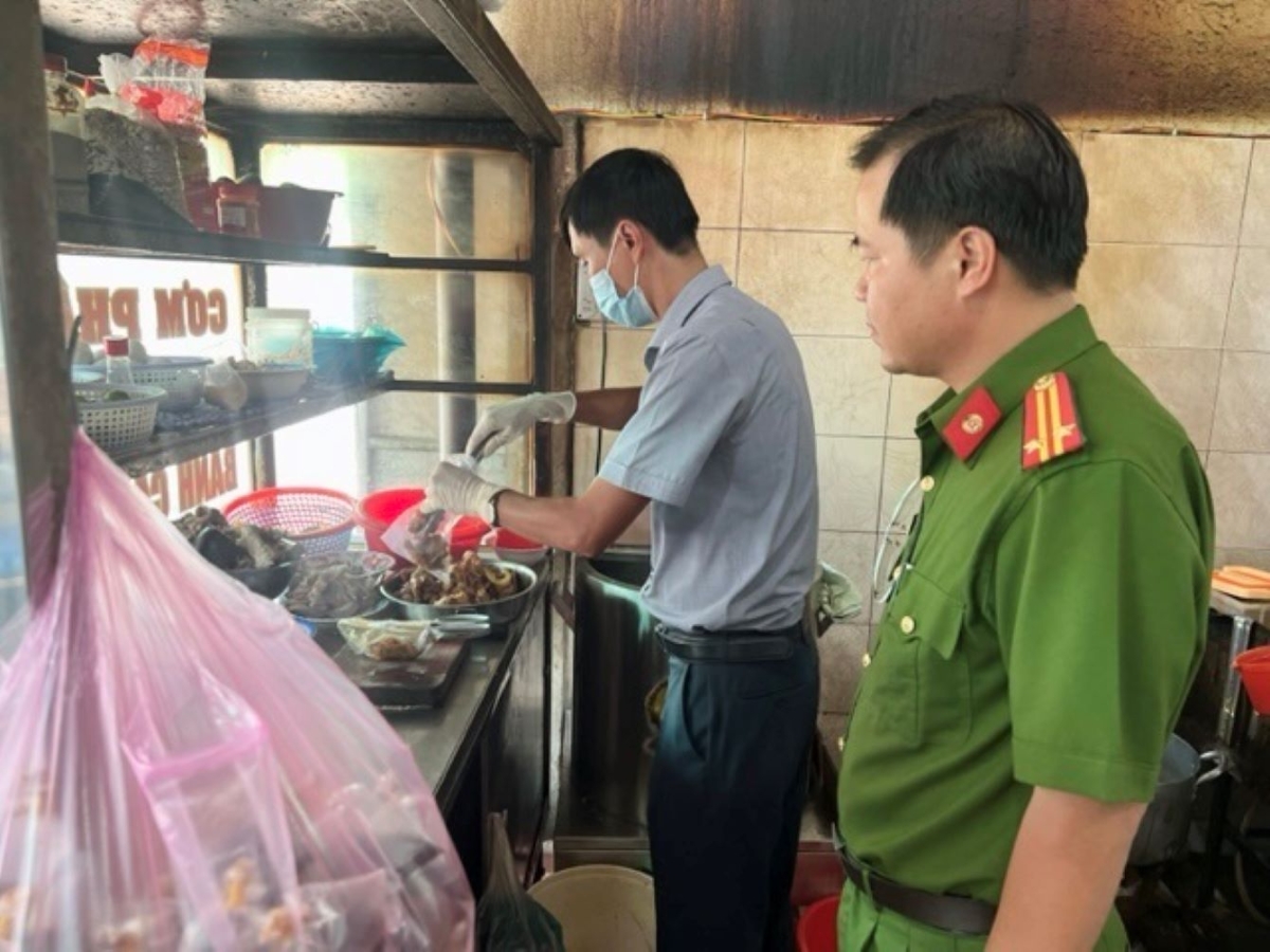 Nhiều cửa hàng ăn uống bị gọi tên vì lỗi trong khâu chế biến (Ảnh minh họa).