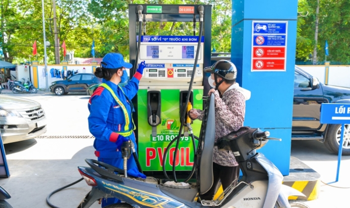 RON95 sắp biến mất khỏi nhiều cây xăng, PVOIL và Petrolimex đồng loạt chuyển sang E10