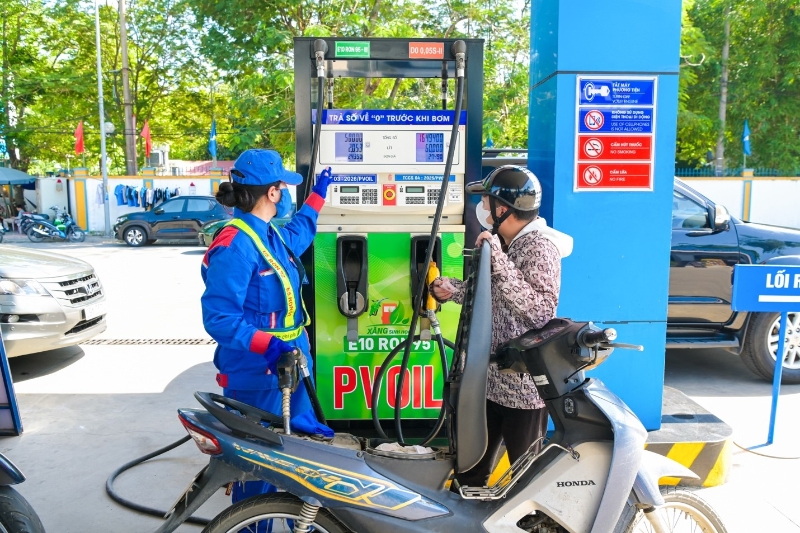 RON95 sắp biến mất khỏi nhiều cây xăng, PVOIL và Petrolimex đồng loạt chuyển sang E10