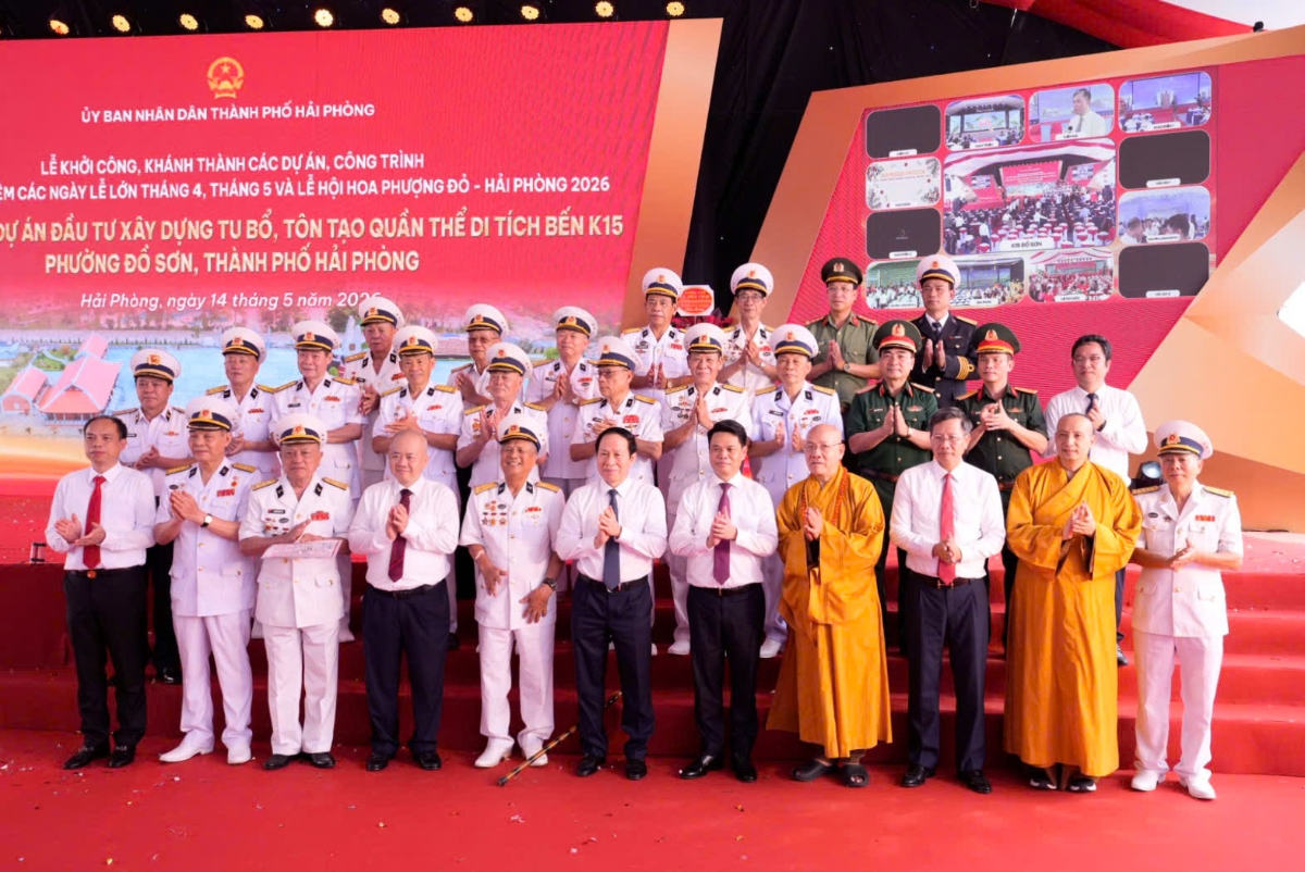 Lãnh đạo Trung ương và TP Hải Phòng chụp ảnh lưu niệm với các thế hệ lão thành Cách mạng tại Di tích Bến K15 ( ảnh TP Hải Phòng).