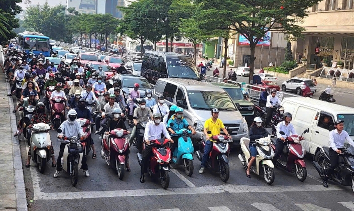 Hà Nội dự kiến hỗ trợ người dân từ 5 tới 20 triệu đồng khi chuyển đổi xe máy xăng sang xe điện.